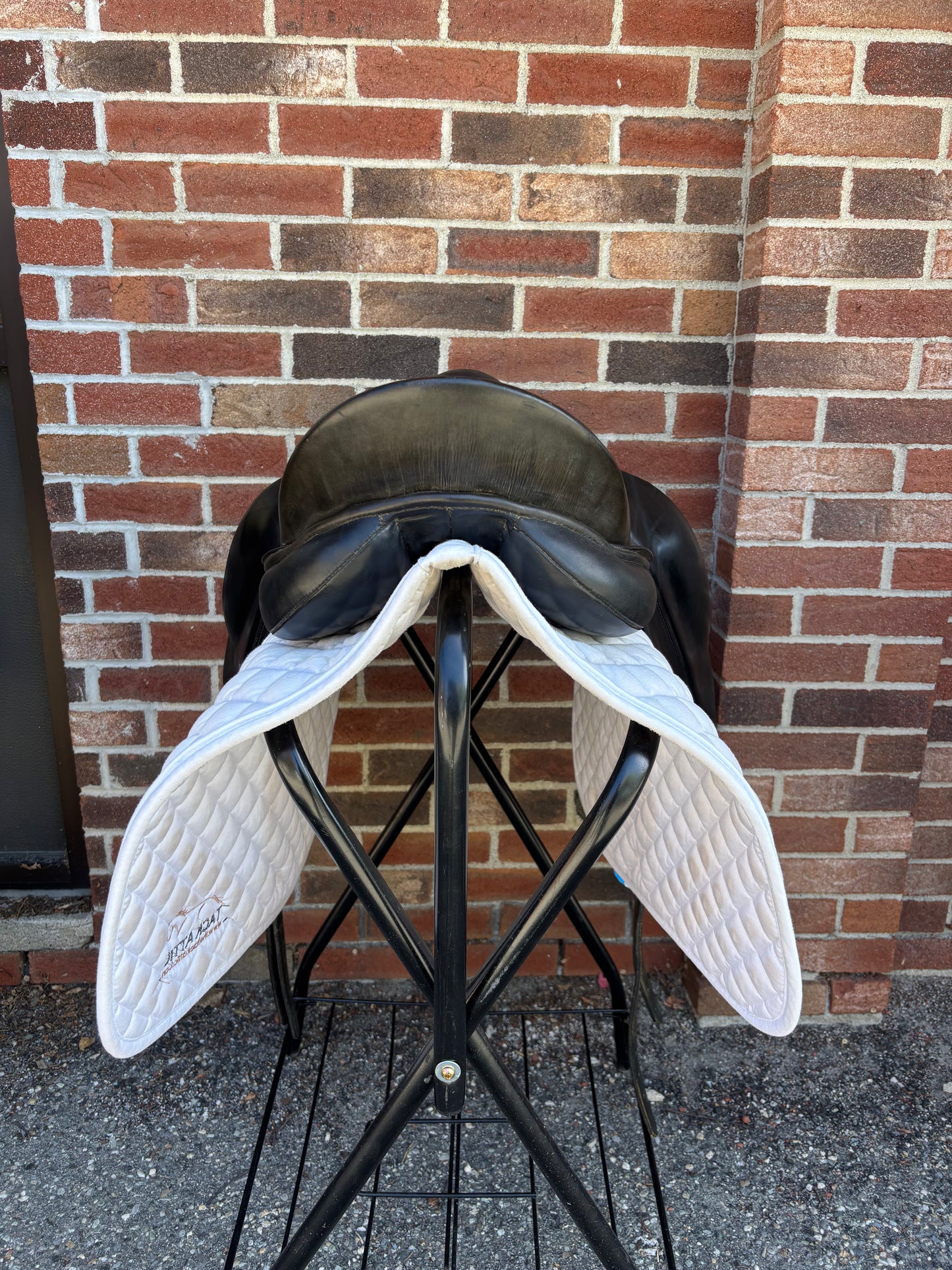 HDR Dressage Saddle-Black-Medium Wide-17.5”