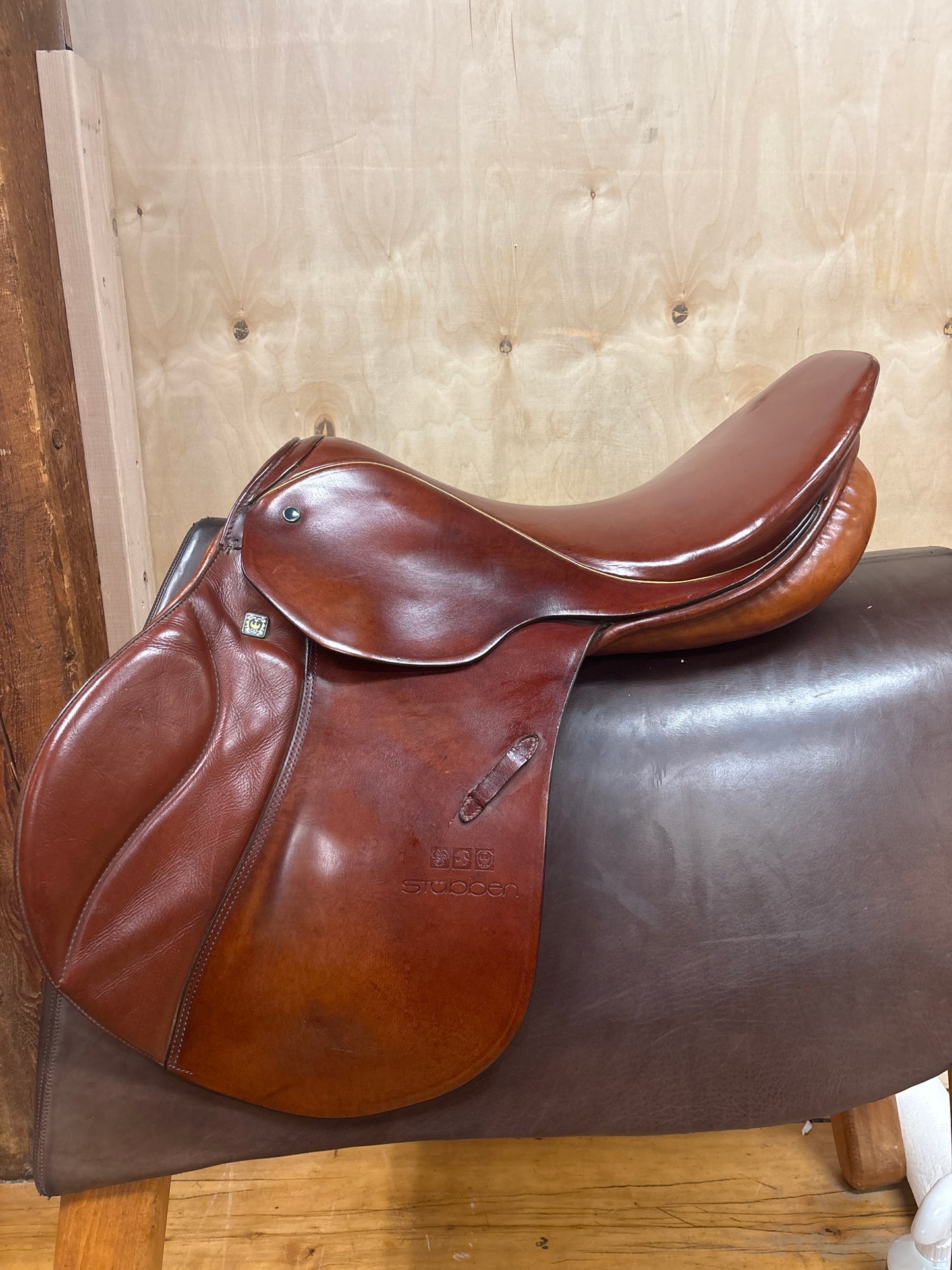 Stubben Sigfried Jump Saddle-Red Brown-19”-27cm