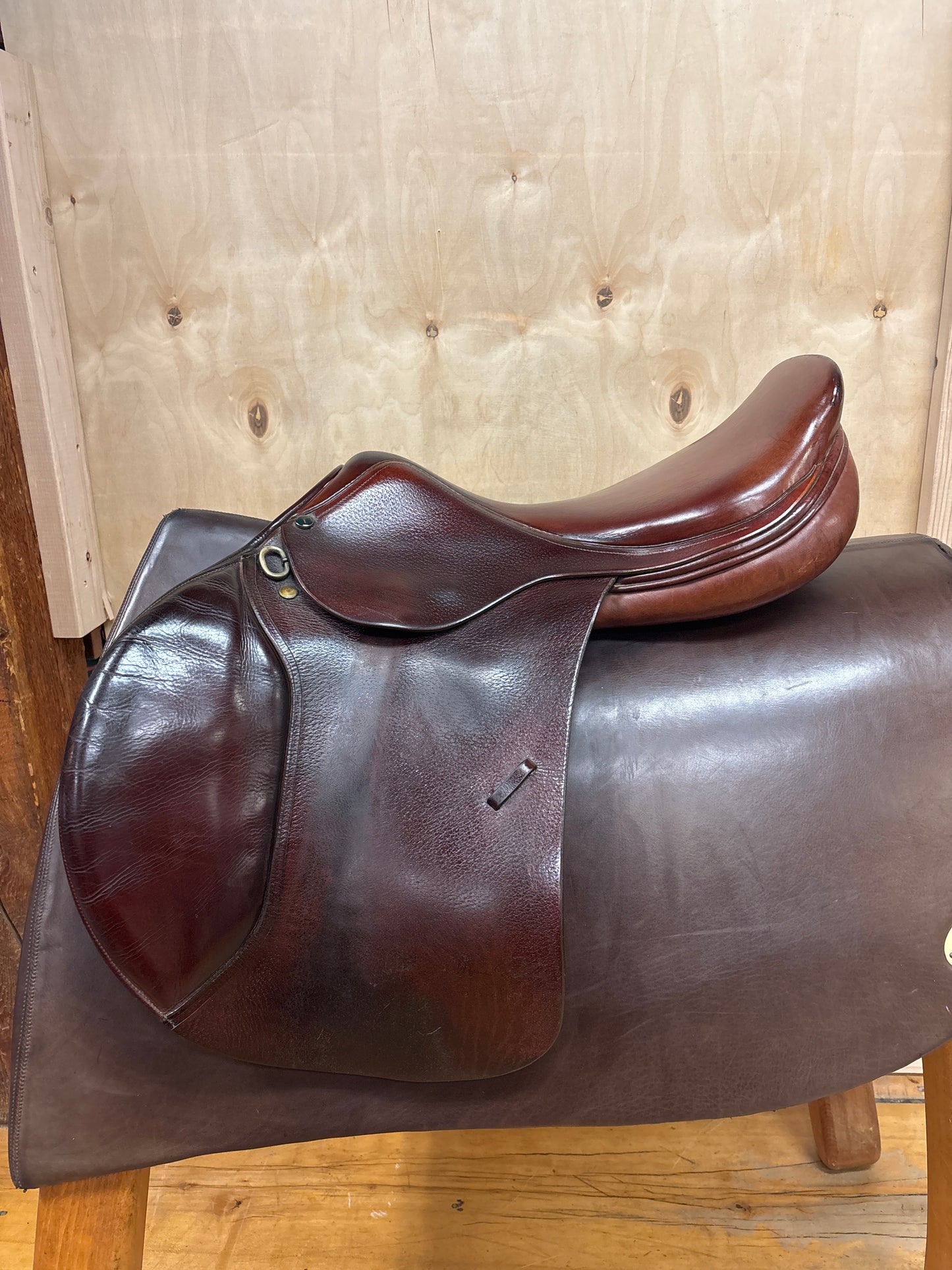 Dominus Jump Saddle-Red Brown-18”-Medium